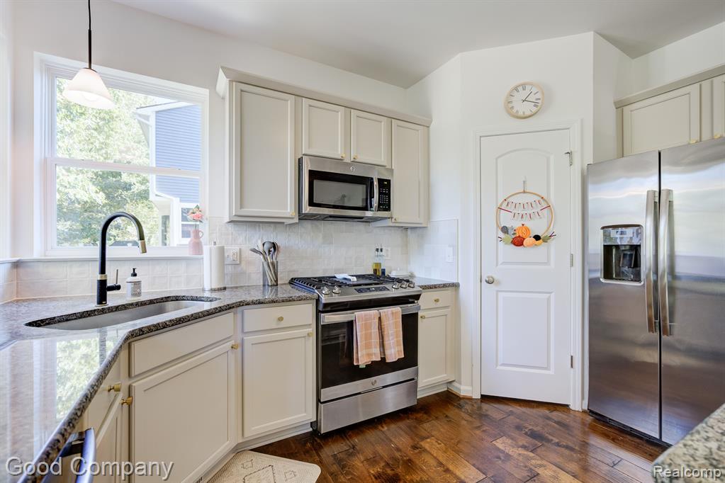 907 RIVERSTONE Court, Milford, MI 48381 — Photo 20