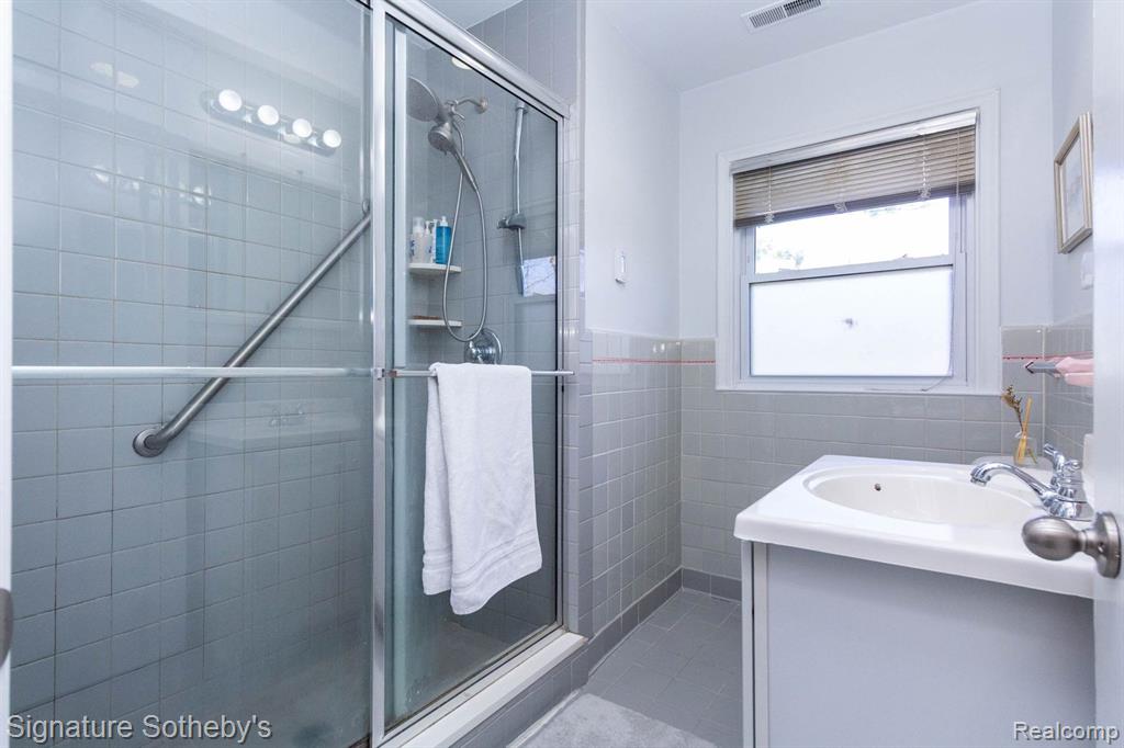 21890 Hampton Street, Beverly Hills, MI 48025 — Photo 17