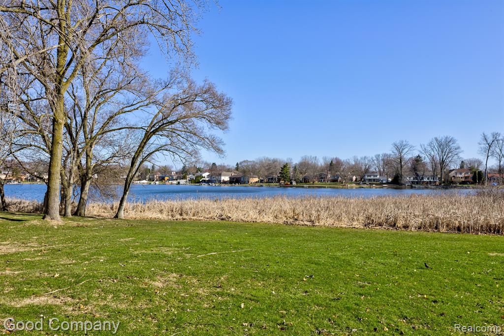 4910 HARBOR POINT Drive, 3, Waterford, MI 48329 — Photo 35