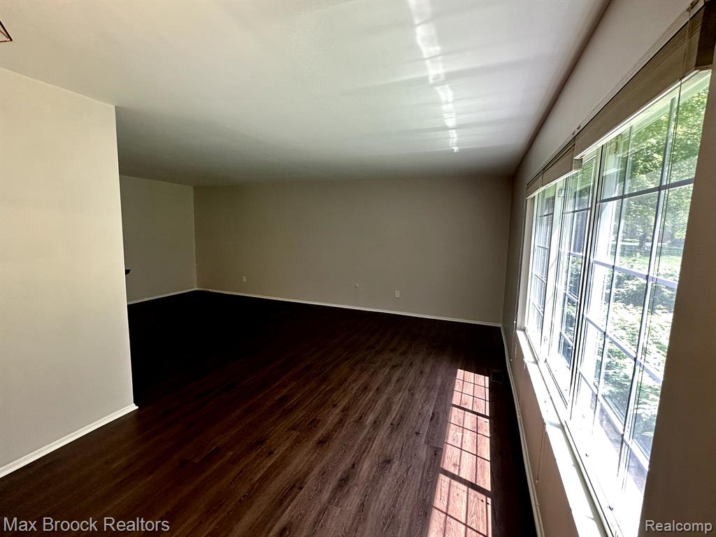 740 E FOX HILLS Drive, Bloomfield Hills, MI 48304 — Photo 12