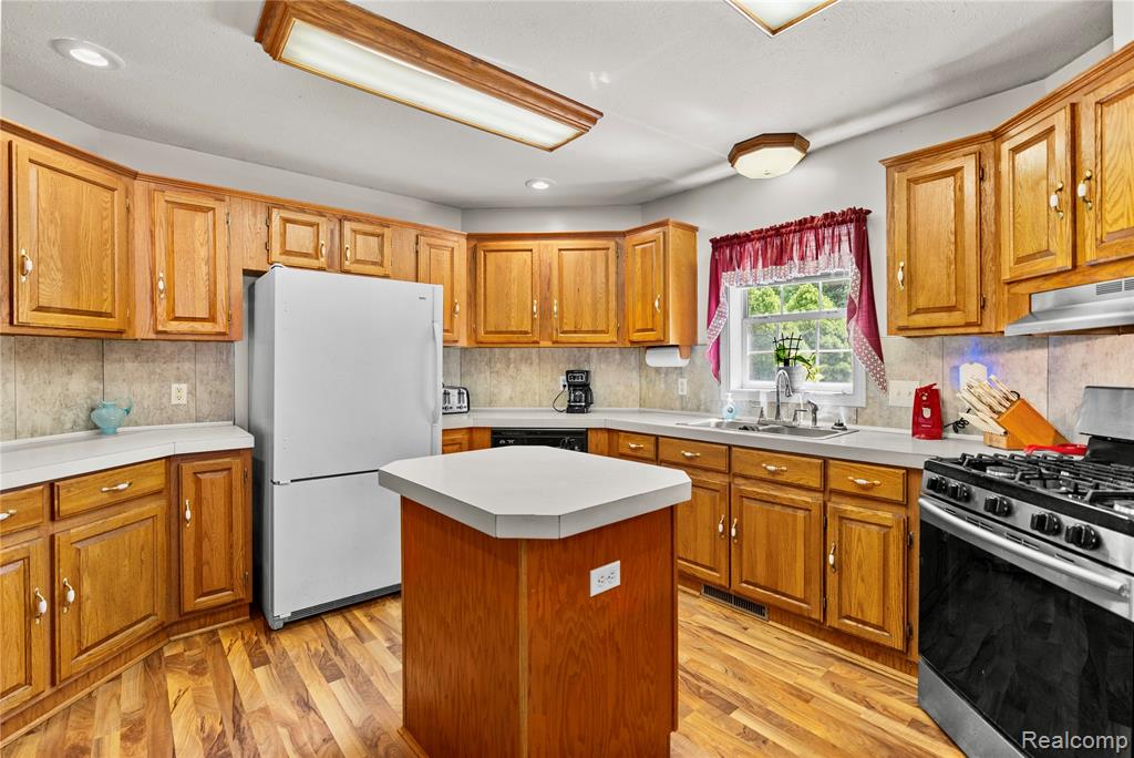 5206 Lippincott Boulevard, Burton, MI 48519 — Photo 5
