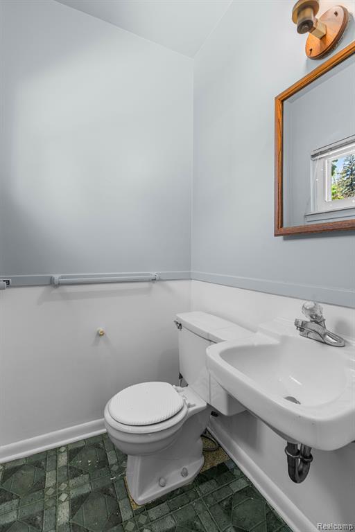 8631 WHITEFIELD Street, Dearborn Heights, MI 48127 — Photo 17