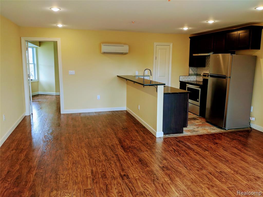 89 E EDSEL FORD FWY, Detroit, MI, 48202