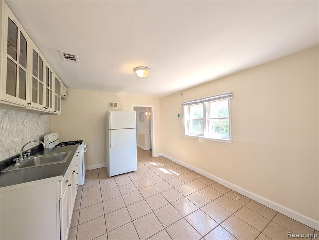 32 LABADIE Street, Ecorse, MI 48229 — Photo 6