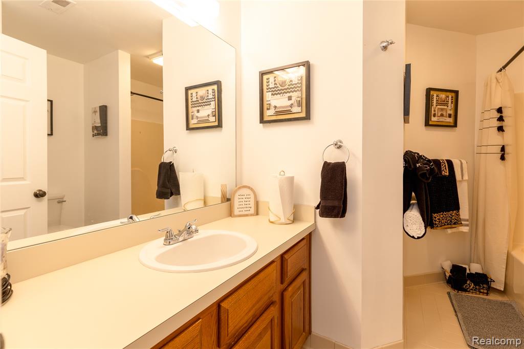 8187 Grays Drive, B7, Grosse Ile, MI 48138 — Photo 18