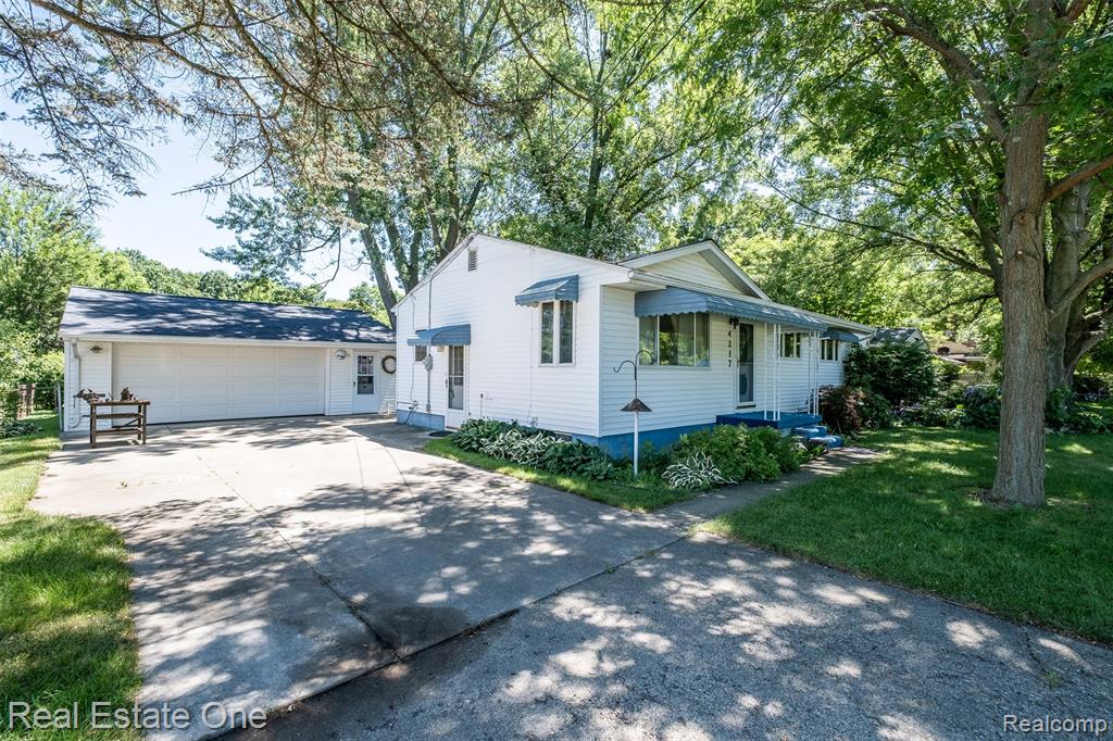 4217 Carmanwood Drive, Flint, MI 48507 — Photo 35