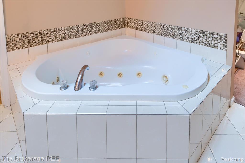5239 Farmridge Lane, Grand Blanc, MI 48439 — Photo 42
