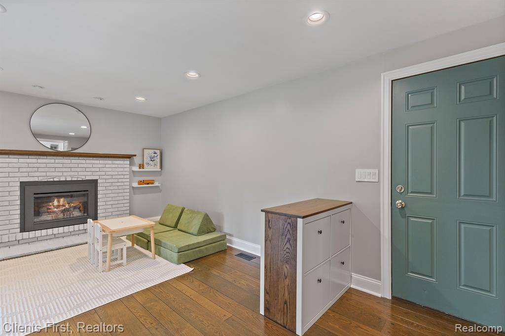 9193 HACKBERRY Avenue, Plymouth, MI 48170 — Photo 13