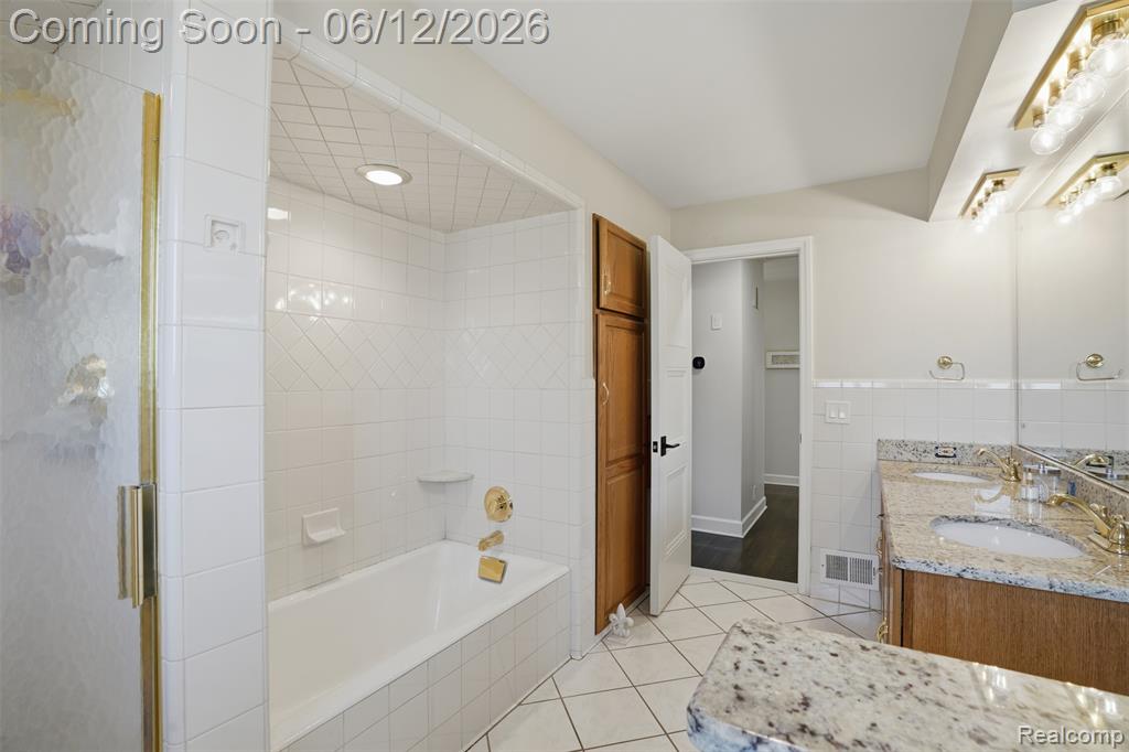 6998 Meadowlake Road, Bloomfield Hills, MI 48301 — Photo 22