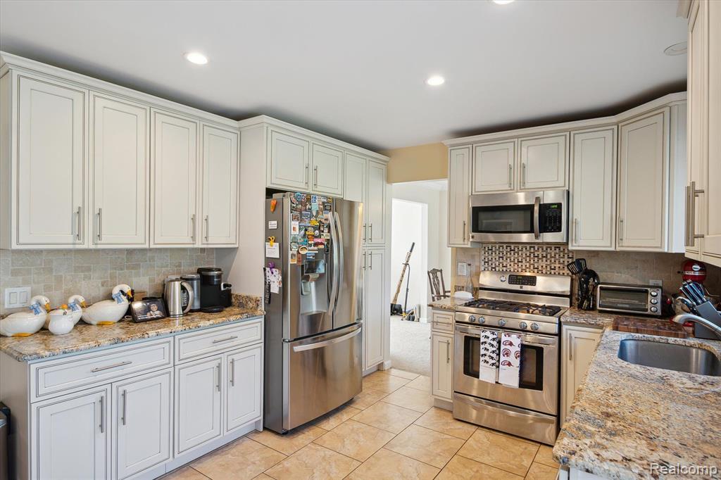 8979 BROUGHAM Drive, Sterling Heights, MI 48312 — Photo 14