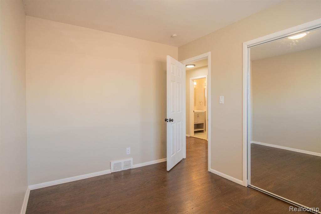 30705 Longfellow Avenue, Madison Heights, MI 48071 — Photo 19