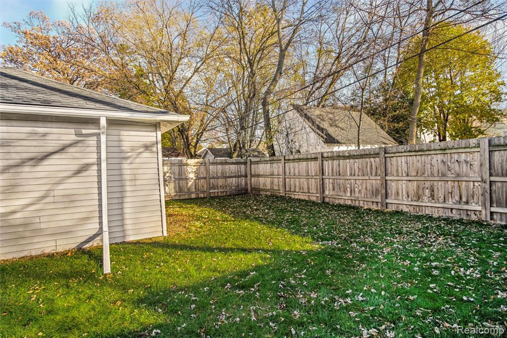 565 W Saratoga Street, Fenton, MI 48220 — Photo 20