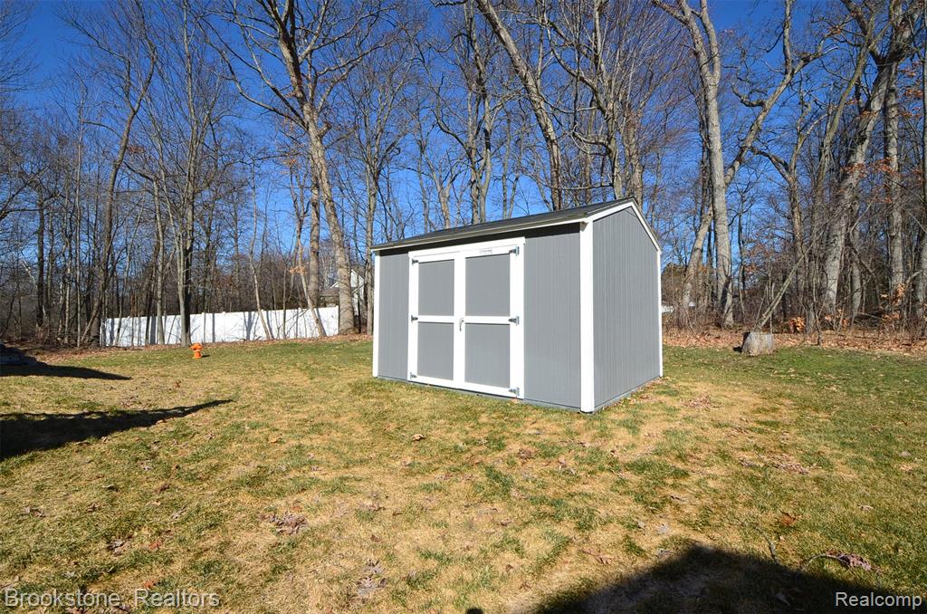 350 Fountain Park Drive, Waterford, MI 48327 — Photo 42