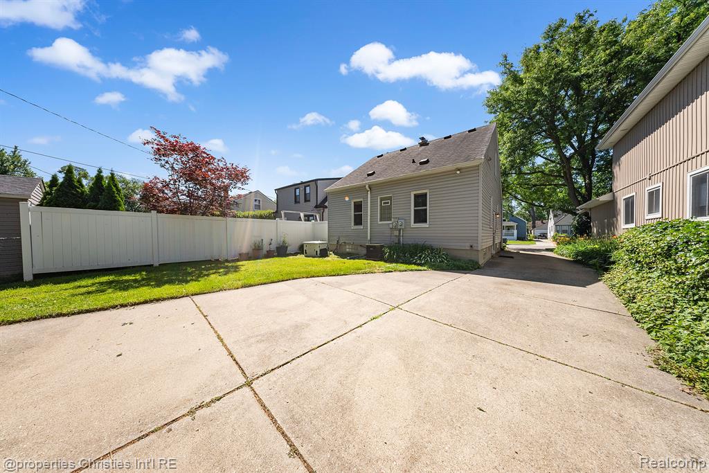 972 HARVARD Road, Berkley, MI 48072 — Photo 8