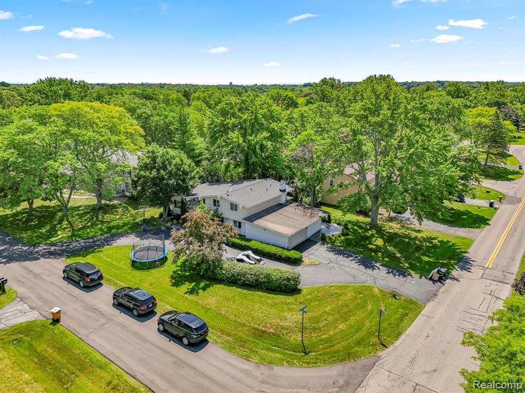 5589 Pembury, West Bloomfield, MI — Photo 57