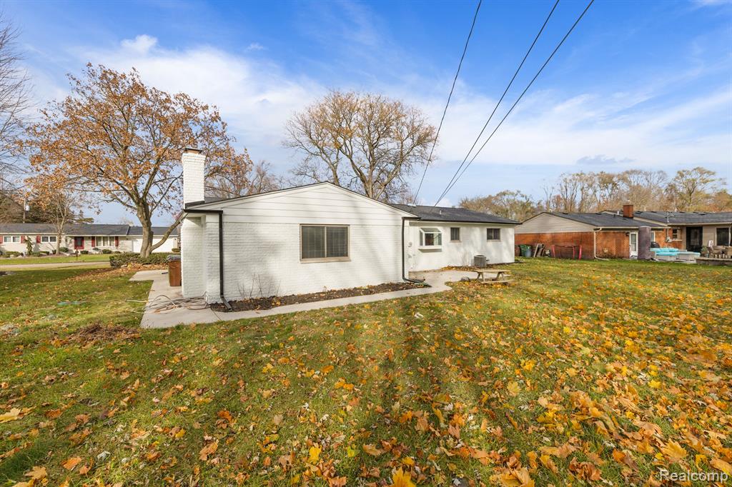 5666 GIBBING Road, Shelby, MI 48317 — Photo 4