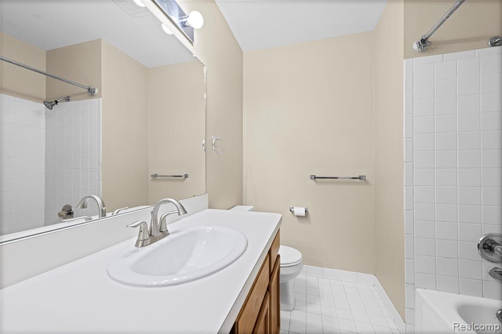 24762 Bashian Drive, Novi, MI — Photo 16