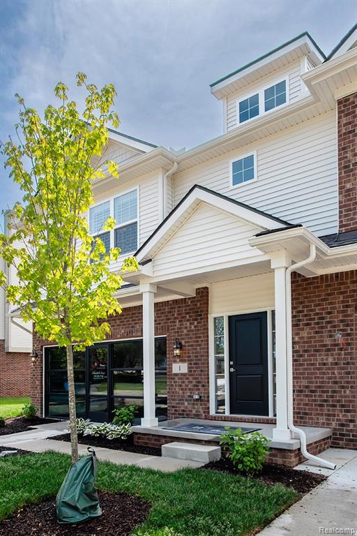 5 Grandview Circle, 70, White Lake, MI — front exterior