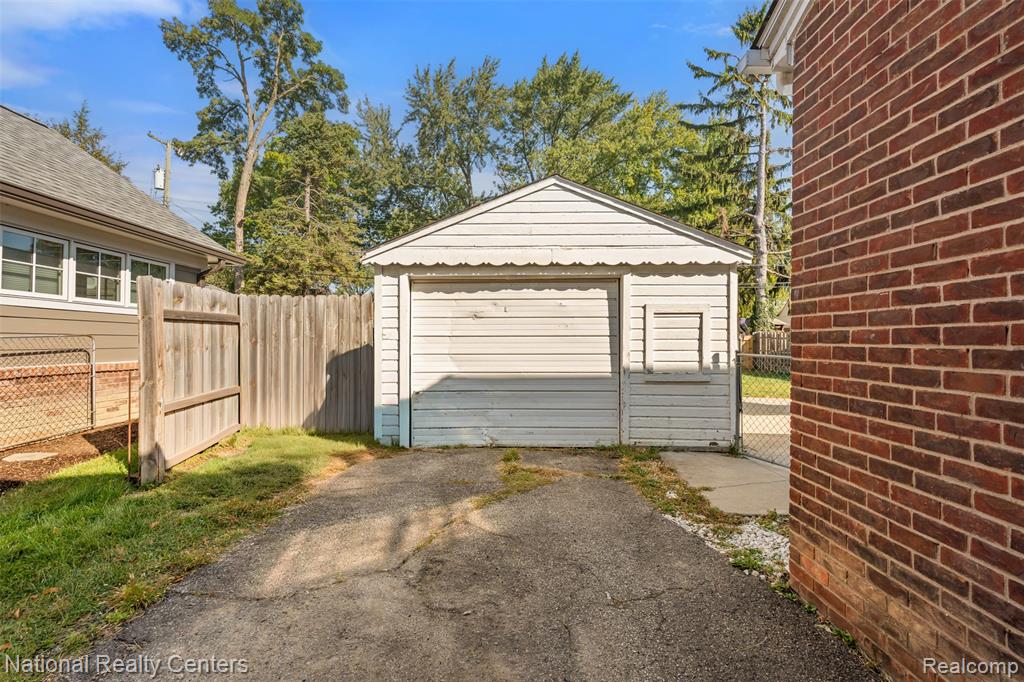 10834 Talbot Avenue, Huntington Woods, MI — Photo 33
