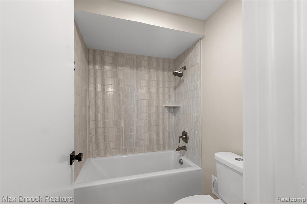 4525 Valleyview Drive, West Bloomfield, MI 48323 — Photo 21
