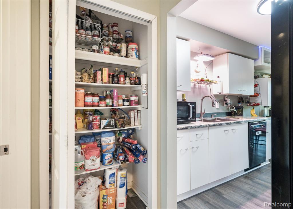 585 Winwood Circle, Walled Lake, MI 48390 — Photo 17
