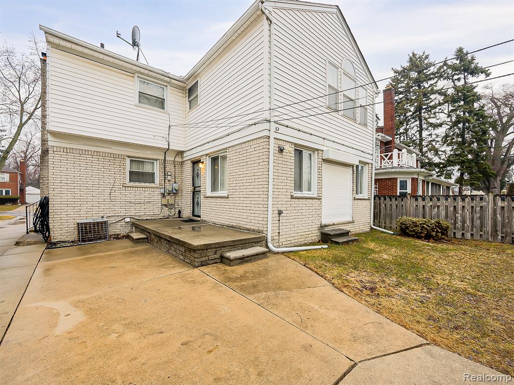 16870 Shaftsbury Avenue, Detroit, MI 48219 — Photo 32