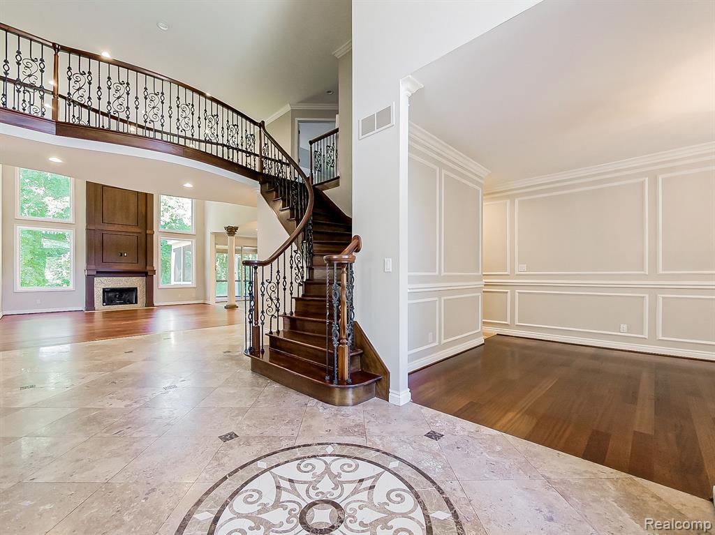 5570 HAMPSHIRE Drive, West Bloomfield, MI — Photo 9