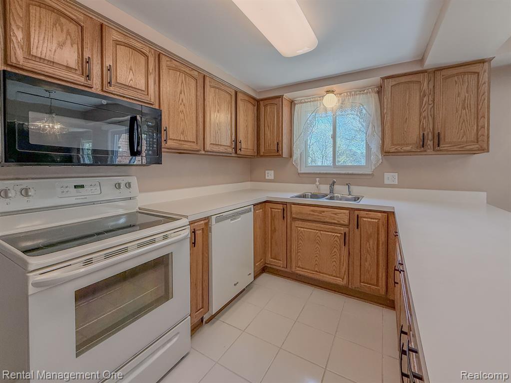 5326 FALMOUTH Drive, Troy, MI 48085 — Photo 8