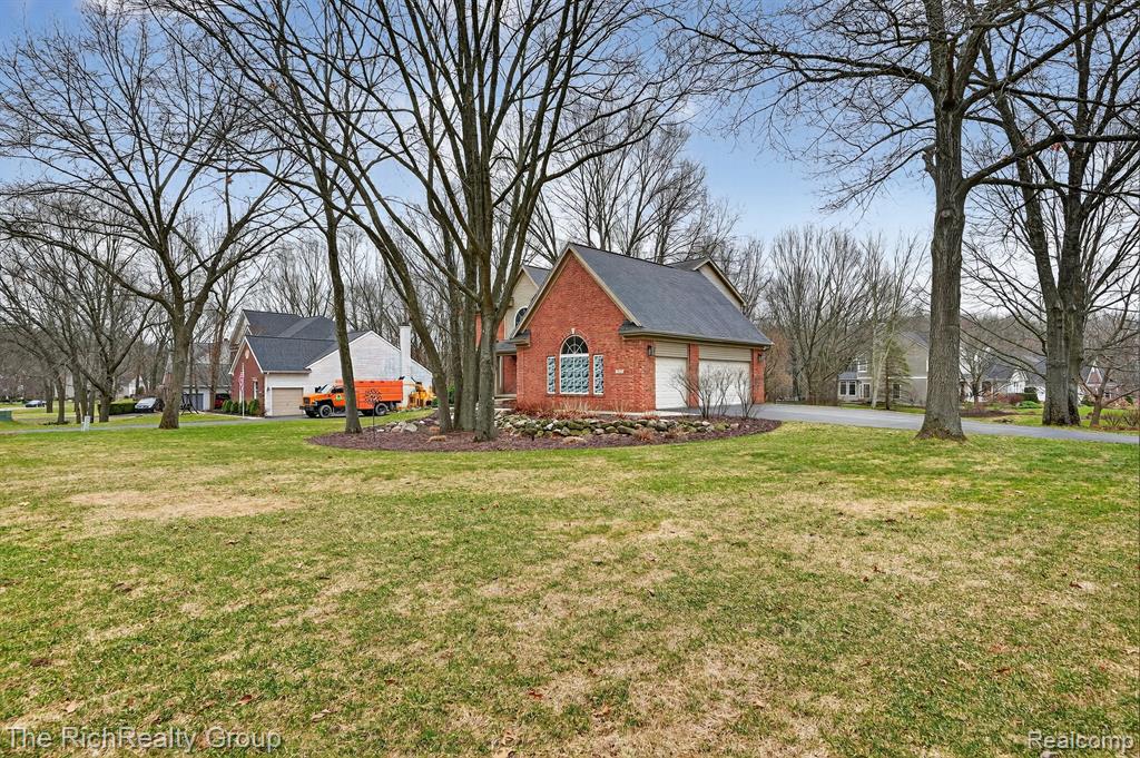 2227 Pine Bluffs Court, Highland, MI — Photo 2