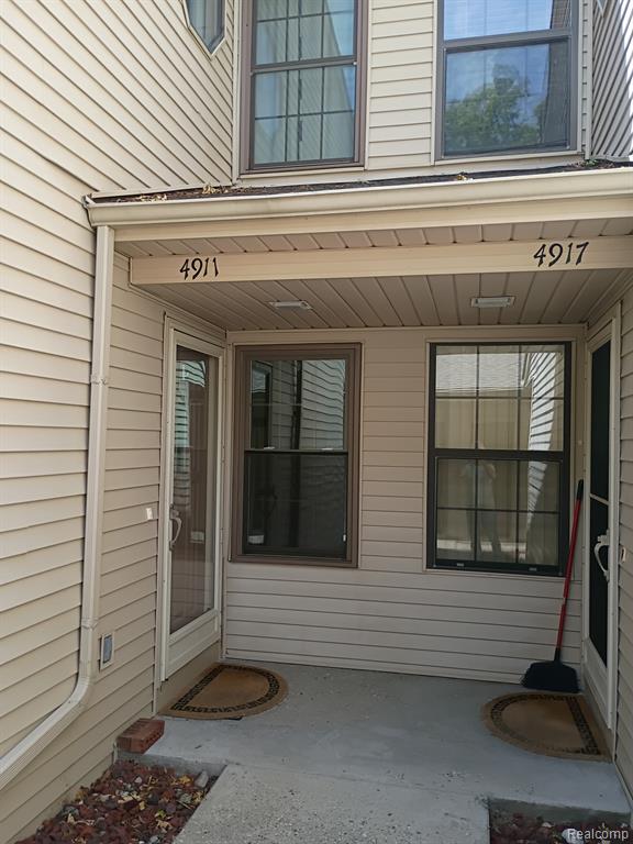 4911 Oak Hill Drive, Waterford, MI — Photo 2