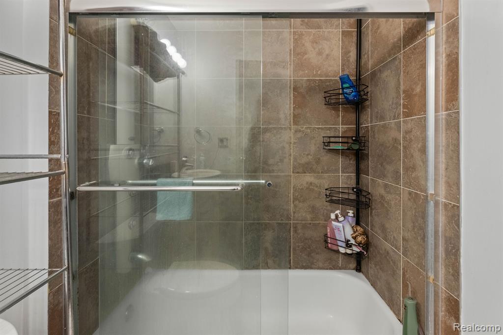 6533 E JEFFERSON Avenue, Detroit, MI 48207 — Photo 12