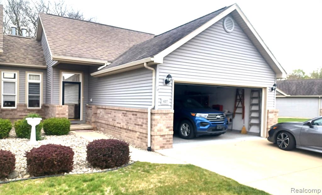637 RIDGE Lane, B, Tecumseh, MI 49286 — Photo 2