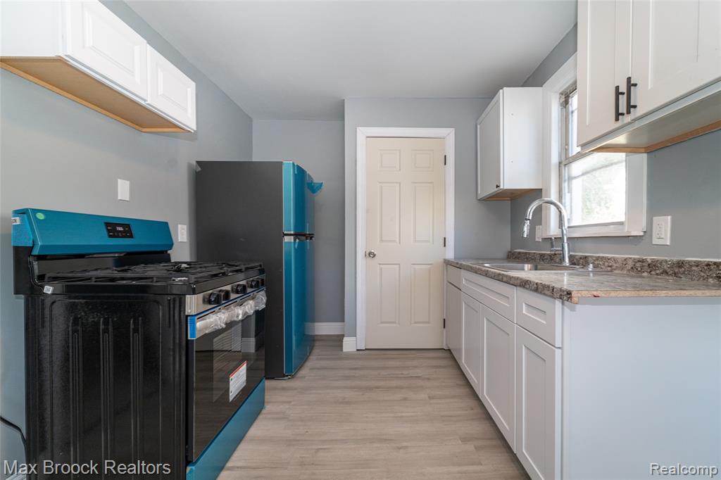 9327 Schaefer Highway, Detroit, MI 48228 — Photo 13