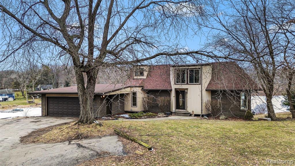 13490 Lakebrook Drive, Fenton, MI 48430 — Photo 31