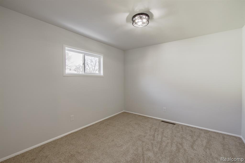 4075 Kempf Street, Waterford, MI 48329 — Photo 28