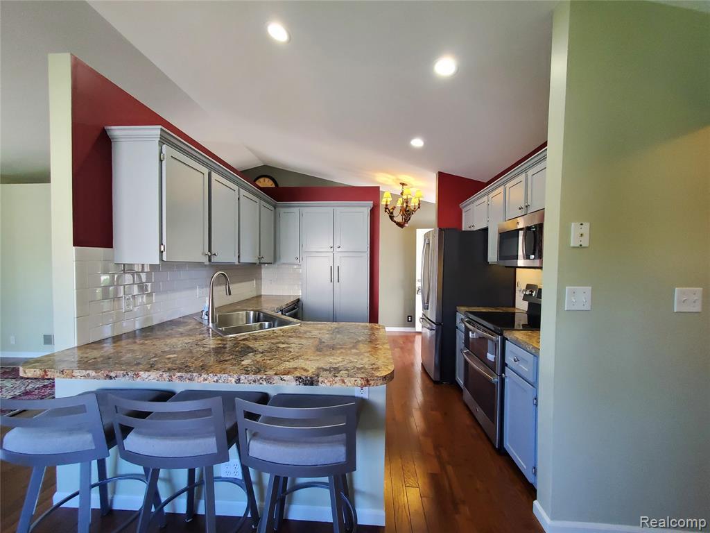 7281 Hawthorne Circle, Goodrich Vlg, MI — Photo 4