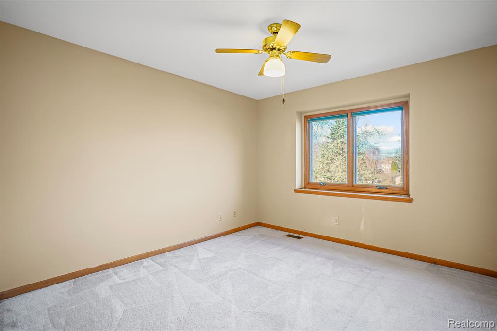 564 CHASSEUR Drive, Grand Blanc, MI 48439 — Photo 40