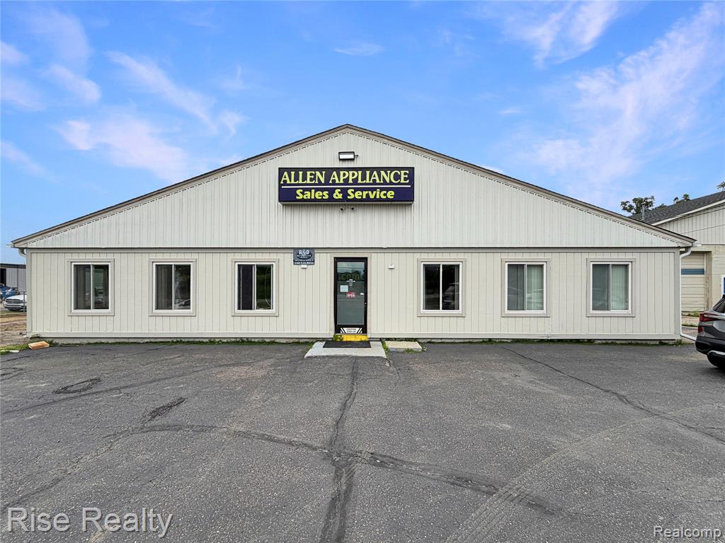2447 E Judd Road, Burton, MI 48529 — front exterior
