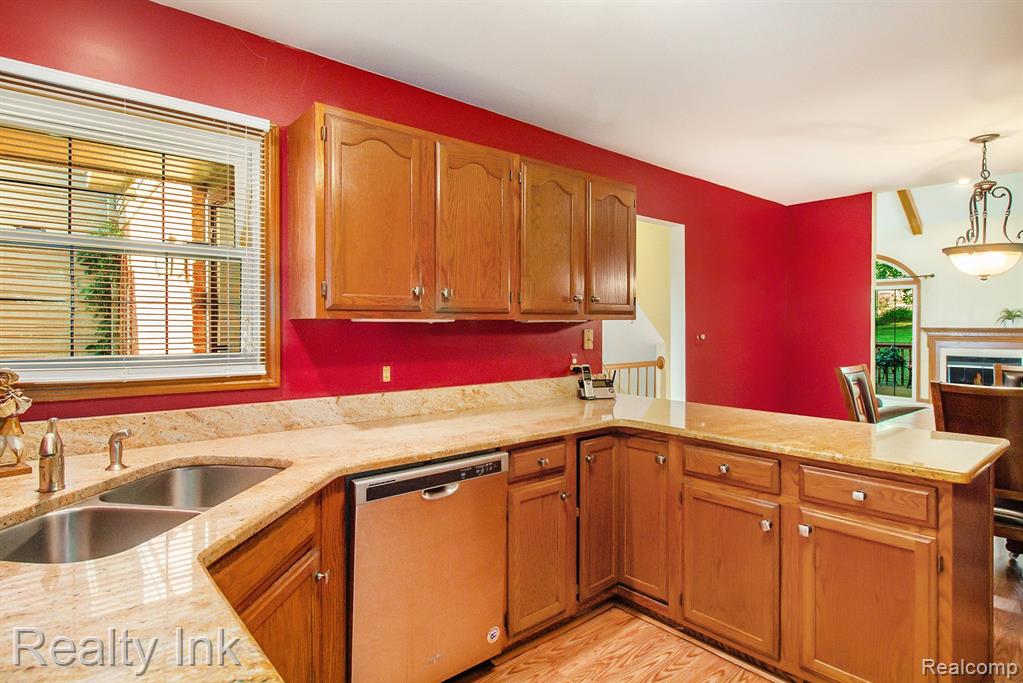808 MAPLEWOOD CT, Brighton, MI 48116 — Photo 4