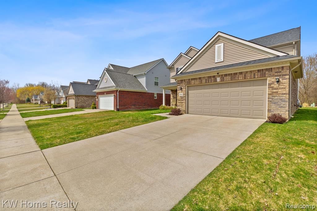 28642 OAKMONTE Circle W, New Hudson, MI 48165 — Photo 3