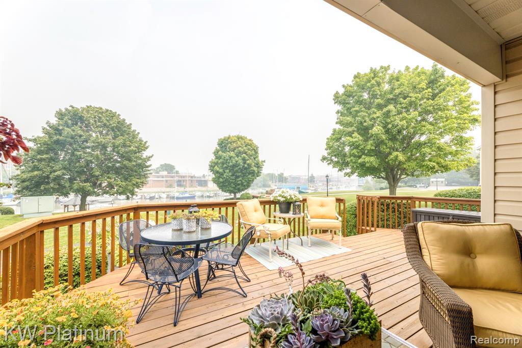 819 E Pointe, Port Huron, MI 48060 — Photo 2