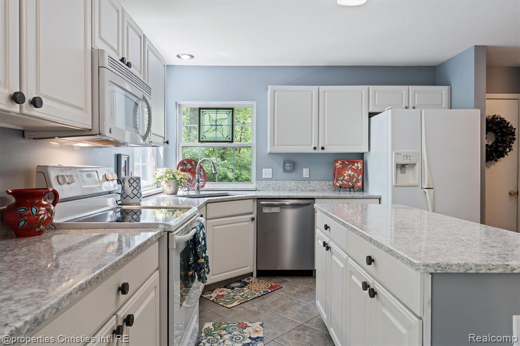 4709 Greenview Court, Commerce Twp, MI 48382 — Photo 9