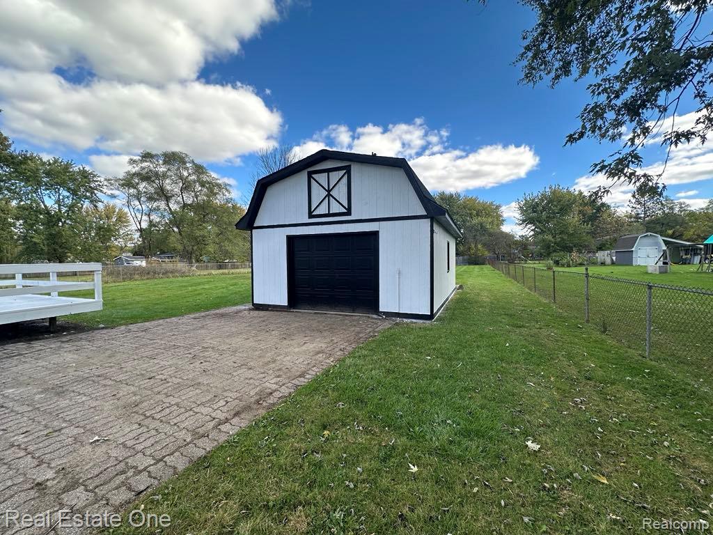 5481 Belsay Road, Grand Blanc, MI 48439 — Photo 2