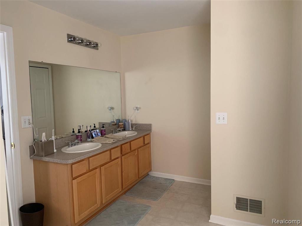 3943 BRUTON Avenue, Canton, MI 48188 — Photo 16