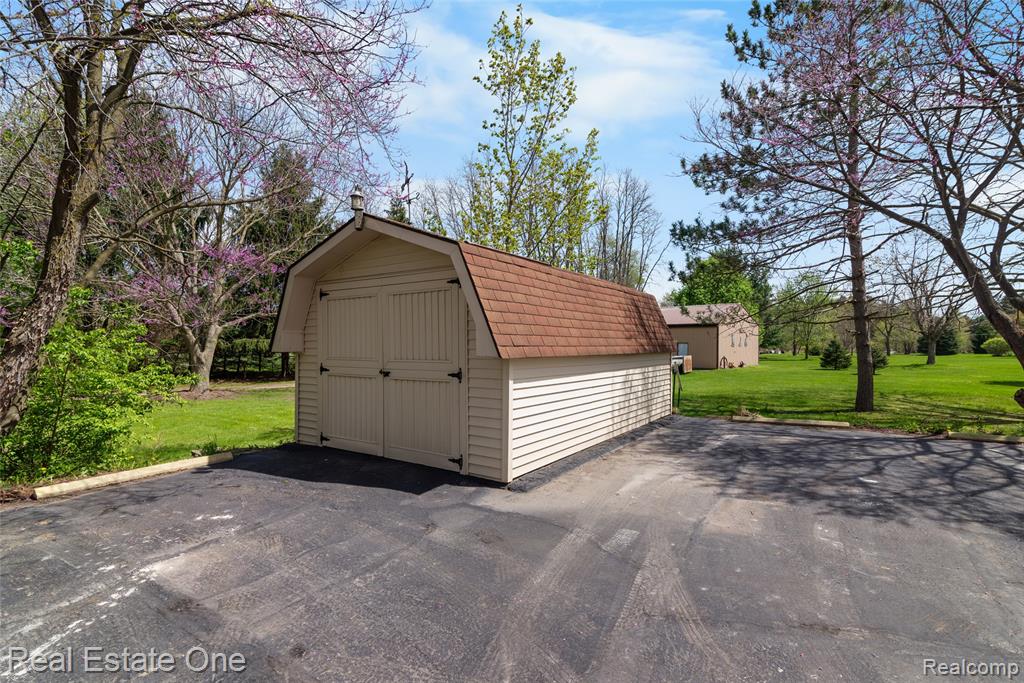 9050 Earhart Road, South Lyon, MI 48178 — Photo 42