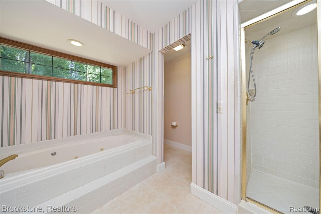 4237 WOODLANDS Lane, Orchard Lake Village, MI 48323 — Photo 23