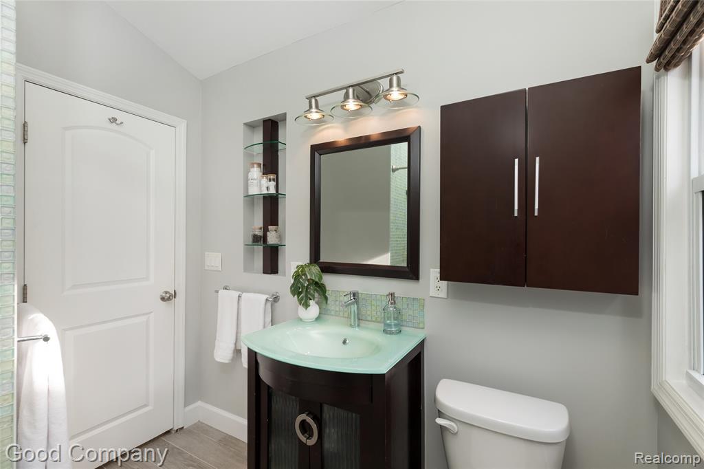 702 Orchard View Drive, Royal Oak, MI 48073 — Photo 19