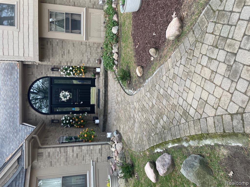573 NAKOMIS Trail, Orion, MI 48362 — Photo 2