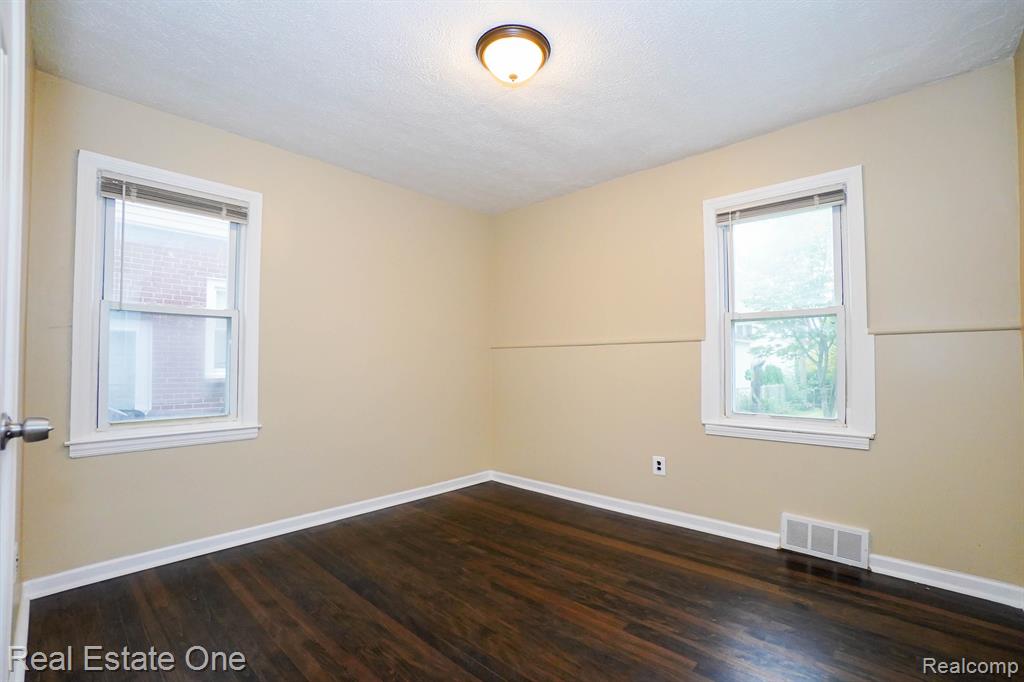 604 KINGSBURY Avenue, Dearborn, MI 48128 — Photo 9