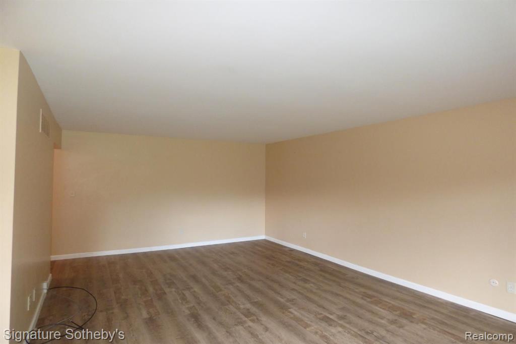 640 E FOX HILLS Drive, Bloomfield Hills, MI 48304 — Photo 4